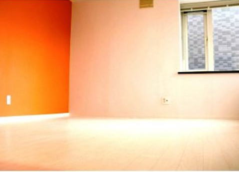 壁1面オレンジ色の部屋