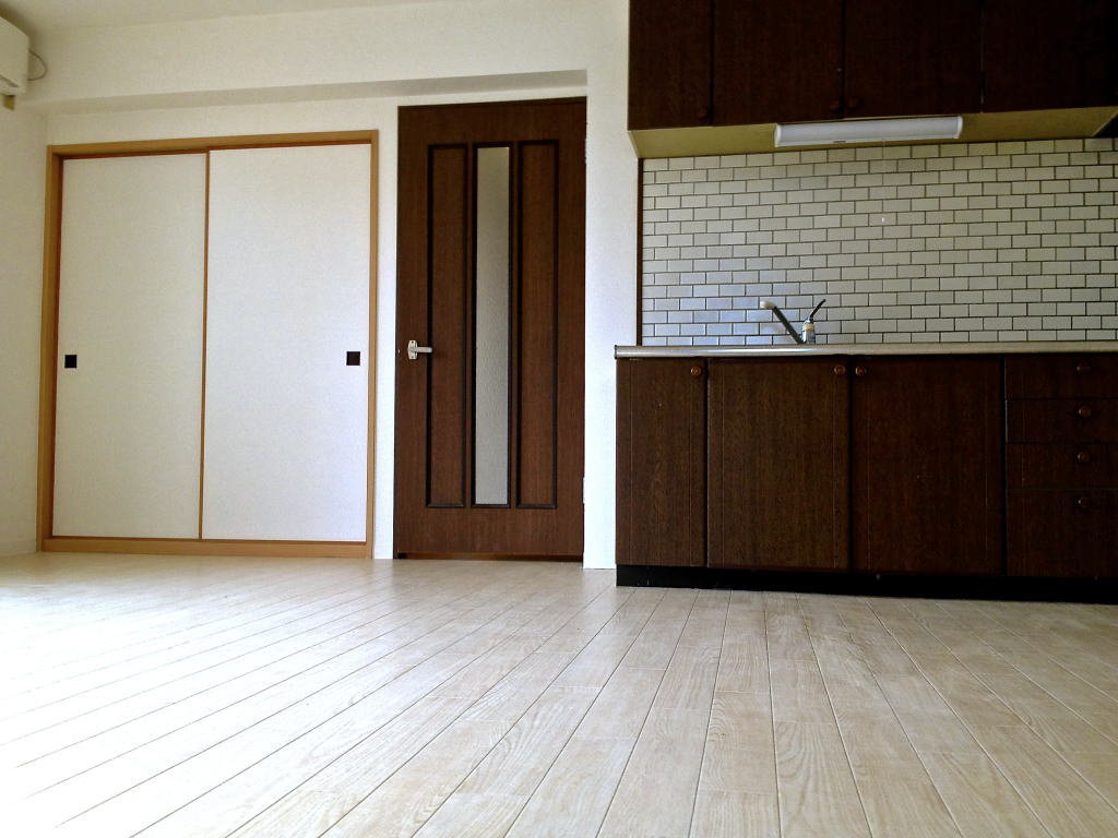 白とダークブラウンの部屋