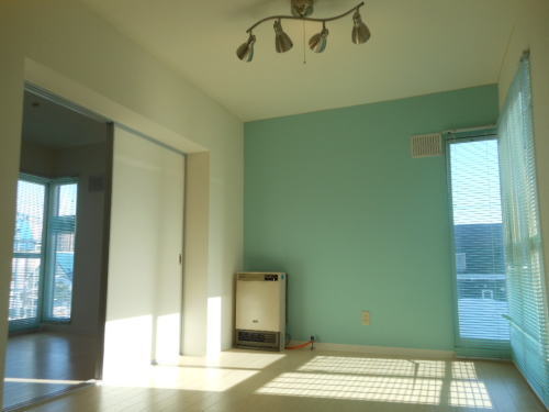 北欧風の水色基調の部屋